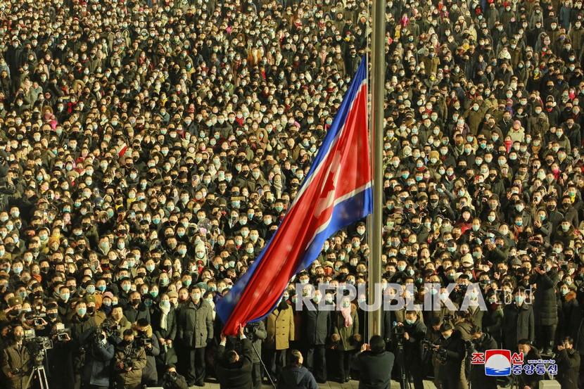 Resolusi PBB Kecam Peluncuran Uji Coba Korut Terancam Gagal. Foto: Dalam foto yang disediakan oleh pemerintah Korea Utara ini, kerumunan orang melihat pada upacara pengibaran bendera, menandai Tahun Baru, di Lapangan Kim Il Sung di Pyongyang, Korea Utara, Jumat pagi, 1 Januari 2021.