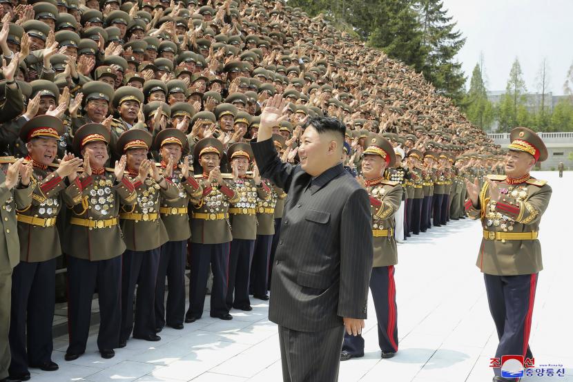 Korea Utara Kembali Kritik AS. Dalam foto yang disediakan oleh pemerintah Korea Utara ini, pemimpin Korea Utara Kim Jong Un melambai kepada peserta lokakarya para komandan dan pejabat politik Tentara Rakyat Korea, di Pyongyang, Korea Utara, pada 27 Juli 2021.