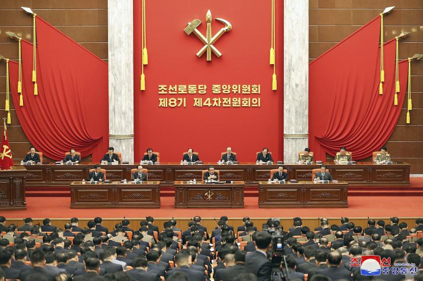 Dalam foto yang disediakan oleh pemerintah Korea Utara ini, pemimpin Korea Utara Kim Jong Un, tengah, menghadiri pertemuan Komite Sentral Partai Buruh yang berkuasa di Pyongyang, Korea Utara pada Senin, 27 Desember 2021.
