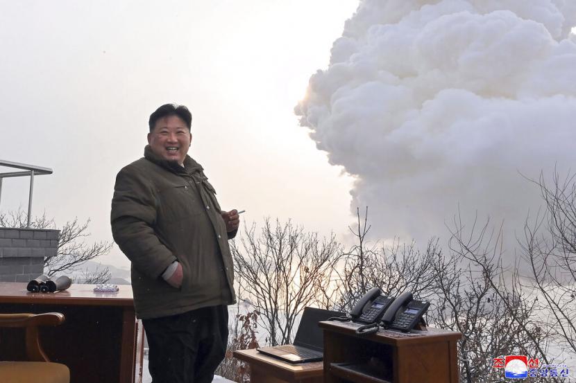 Dalam foto yang disediakan oleh pemerintah Korea Utara ini, pemimpin Korea Utara Kim Jong Un mengawasi apa yang dikatakan sebagai uji coba motor bahan bakar padat dengan daya dorong tinggi di Sohae Satellite Launching Ground di Korea Utara Kamis, 15 Desember 2022. 