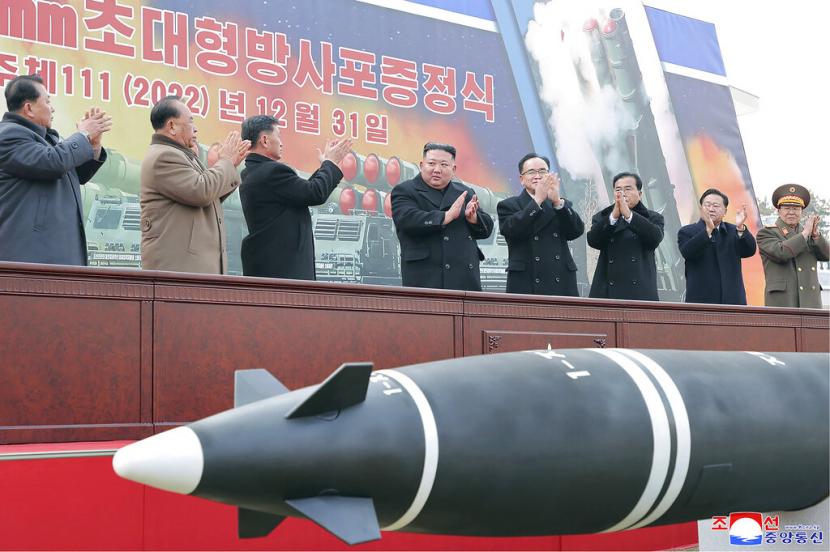 Dalam foto yang disediakan oleh pemerintah Korea Utara ini, pemimpin Korea Utara Kim Jong Un, tengah, menghadiri upacara pemberian sistem peluncuran roket multipel super besar 600mm di taman markas besar Partai Buruh Korea di Pyongyang, Korea Utara, Sabtu, 31 Desember 2022.