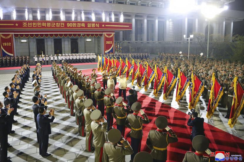 Dalam foto yang disediakan oleh pemerintah Korea Utara, pemimpin Korea Utara Kim Jong Un, tengah, bersama istrinya Ri Sol Ju meninjau seorang penjaga kehormatan selama parade militer untuk menandai peringatan 90 tahun tentara Korea Utara di Lapangan Kim Il Sung di Pyongyang , Korea Utara Senin, 25 April 2022.