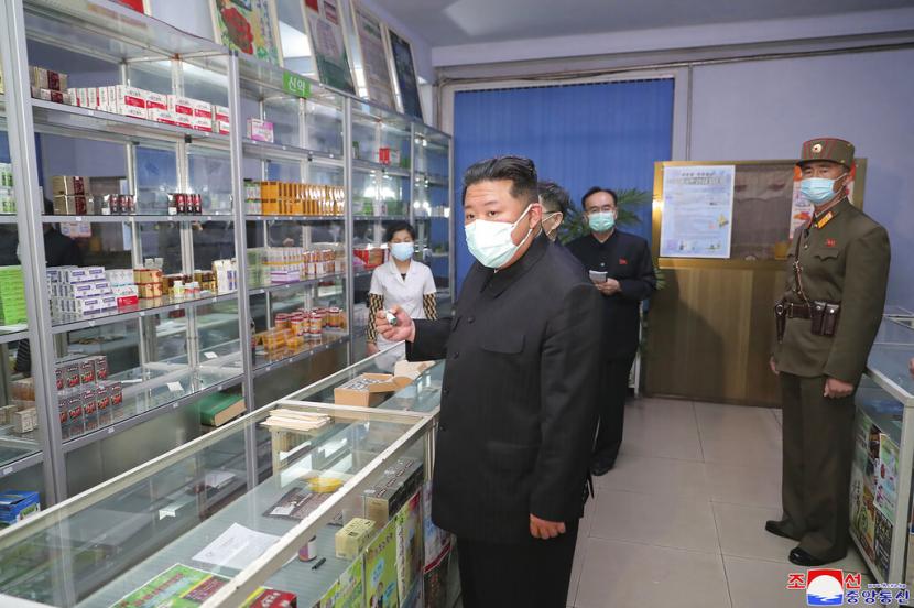 Dalam foto yang disediakan oleh pemerintah Korea Utara, pemimpin Korea Utara Kim Jong Un, tengah, mengunjungi apotek di Pyongyang, Korea Utara, Ahad, 15 Mei 2022.