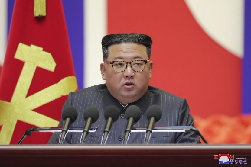  Dalam foto yang disediakan oleh pemerintah Korea Utara ini, pemimpin Korea Utara Kim Jong Un berbicara selama pertemuan kampanye anti-epidemi darurat maksimum di Pyongyang, Korea Utara, Rabu, 10 Agustus 2022. Korea Utara (Korut) membarui Undang-Undang (UU) yang memungkinkan untuk melakukan serangan nuklir preventifnya. 