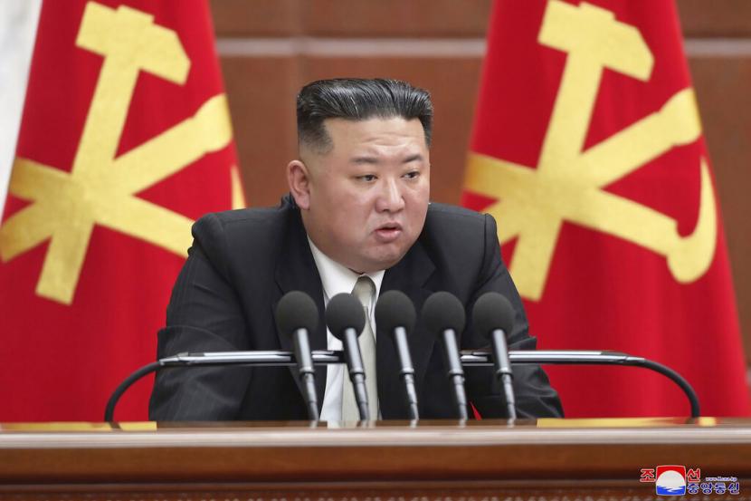 File- Pemimpin Korea Utara Kim Jong Un berbicara dalam rapat pleno Politbiro Partai Buruh di Pyongyang, Korea Utara, Selasa, 27 Desember 2022. 