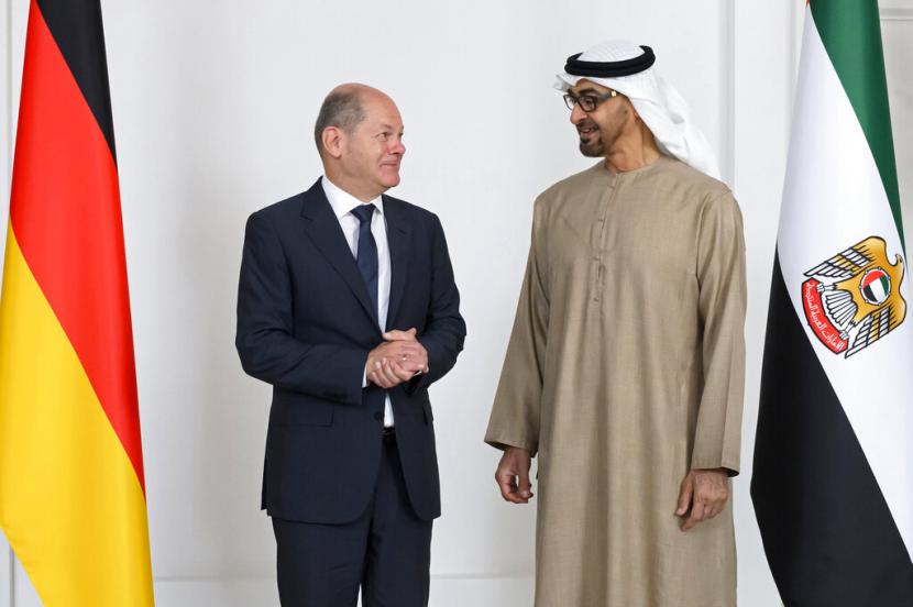 Dalam foto yang disediakan oleh Pengadilan Kepresidenan Uni Emirat Arab, Sheikh Mohamed bin Zayed Al Nahyan, Presiden UEA kanan, dan Kanselir Jerman Olaf Scholz, berbicara sebelum pertemuan di Istana Al Shati di Abu Dhabi, Uni Emirat Arab, Minggu , 25 September 2022.