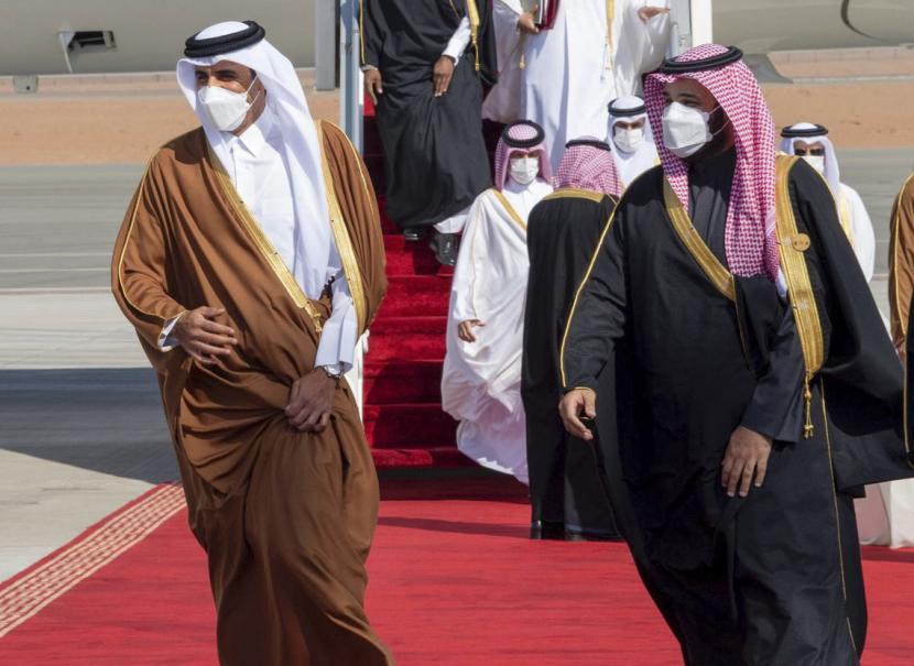  Dalam foto yang disediakan oleh Pengadilan Kerajaan Saudi ini, Putra Mahkota Arab Saudi Mohammed bin Salman, kanan, menyambut Emir Qatar Sheikh Tamim bin Hamad al-Thani pada saat kedatangannya untuk menghadiri KTT ke-41 Dewan Kerjasama Teluk di Al-Ula, Arab Saudi, Selasa , 5 Januari 2021.