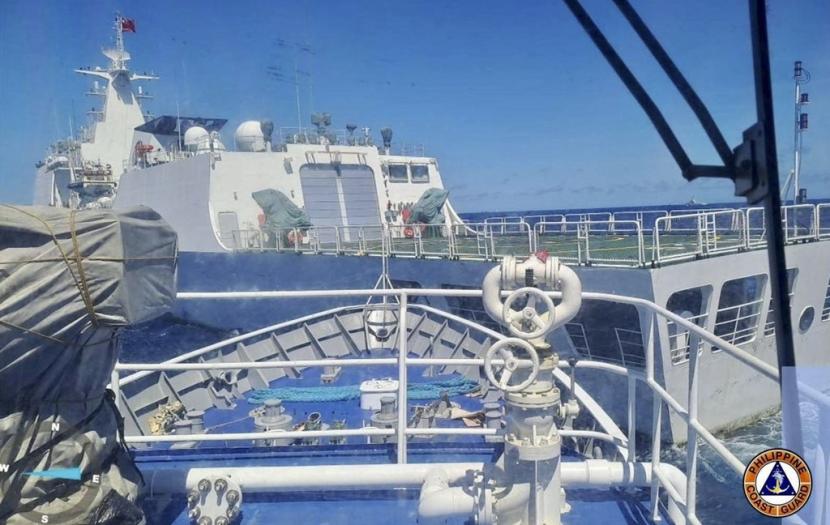 Dalam foto yang disediakan oleh Penjaga Pantai Filipina ini, sebuah kapal Penjaga Pantai Tiongkok, di depan, diduga memblokir jalur kapal Penjaga Pantai Filipina di dekat Beting Thomas Kedua yang diduduki Filipina, Laut Cina Selatan selama misi pasokan ulang pada hari Sabtu, 5 Agustus 2023.