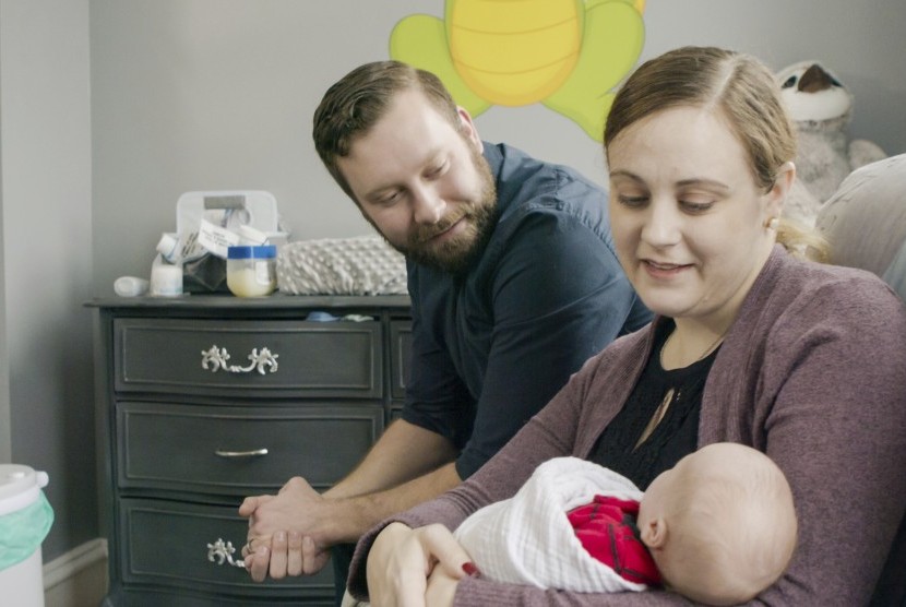  Dalam foto yang disediakan oleh Penn Medicine ini, Jennifer dan Drew Gobrecht tampak memandangi bayi mereka, Benjamin, di rumah di Ridley Park, Pennsylvania. Jennifer melahirkan pada November 2019 setelah menjalani transplantasi rahim.