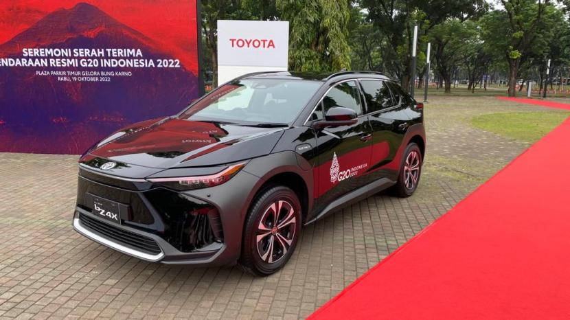 Dalam G20 yang digelar di Bali, Toyota ikut berkontribusi dengan meminjamkan Toyota bZ4X (ilustrasi). Kementerian Koordinator Bidang Kemaritiman dan Investasi (Kemenko Marves) memborong tujuh unit mobil listrik Toyota bZ4X yang akan digunakan untuk kebutuhan mobilitas operasional.