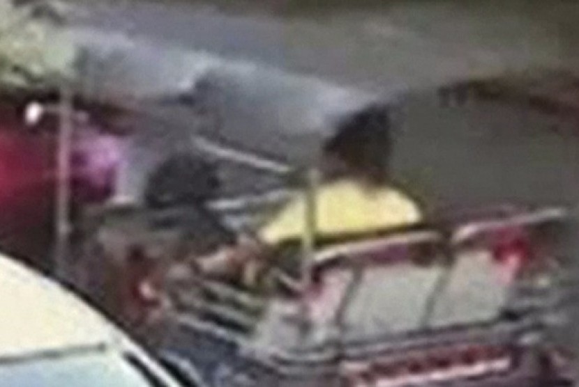 Dalam gambar dari rekaman CCTV tampak pria berkaus kuning duduk di dalam tuk-tuk di dekat Kuil Erawan, Bangkok, Thailand.