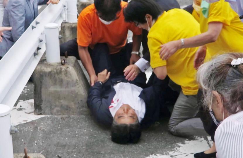  Dalam gambar dari sebuah video, mantan Perdana Menteri Jepang Shinzo Abe, tengah, hadir di lapangan di Nara, Jepang barat Jumat, 8 Juli 2022. Abe ditembak dan terluka parah selama pidato kampanye hari Jumat. Dia diterbangkan ke rumah sakit tetapi para pejabat mengatakan dia tidak bernapas dan jantungnya telah berhenti. 