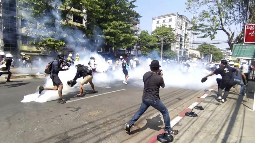  Dalam gambar dari video ini, pengunjuk rasa anti-kudeta melarikan diri dari gas air mata yang diluncurkan oleh pasukan keamanan di Yangon, Myanmar pada hari Senin, 1 Maret 2021. 