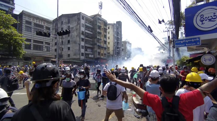  Dalam gambar dari video ini, pengunjuk rasa anti-kudeta melarikan diri dari gas air mata yang diluncurkan oleh pasukan keamanan Senin, 1 Maret 2021, di Yangon, Myanmar. Massa yang memberontak kembali ke jalan-jalan kota terbesar Myanmar pada hari Senin, bertekad untuk melanjutkan protes mereka terhadap perebutan kekuasaan militer sebulan lalu, meskipun pasukan keamanan telah menewaskan sedikitnya 18 orang di seluruh negeri hanya sehari sebelumnya. 