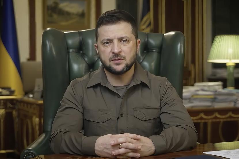 Dalam gambar dari video yang disediakan oleh Kantor Pers Kepresidenan Ukraina, Presiden Ukraina Volodymyr Zelenskyy. Ukraina akan terus meminta Barat untuk mengembargo gas dan minyak Rusia. 