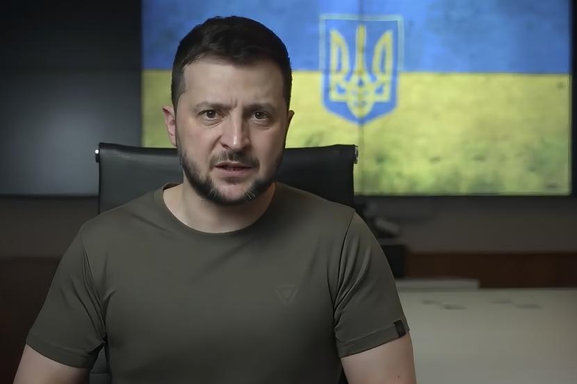 Dalam gambar dari video yang disediakan oleh Kantor Pers Kepresidenan Ukraina, Presiden Ukraina Volodymyr Zelenskyy berbicara dari Kyiv, Ukraina, Jumat, 15 April 2022.