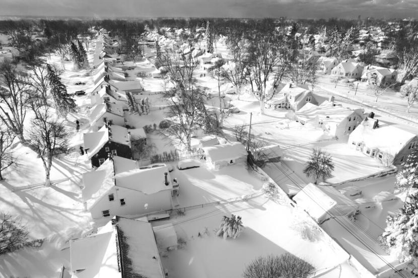 Dalam gambar drone ini, salju menyelimuti lingkungan, Ahad, 25 Desember 2022, di Cheektowaga, Nwy York, Amerika Serikat. 