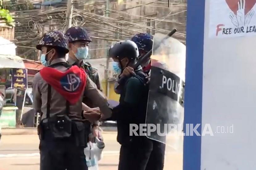 Dalam gambar file yang dibuat dari video yang diambil pada 27 Februari 2021 ini, jurnalis Associated Press Thein Zaw ditangkap oleh polisi di Yangon, Myanmar. Pengadilan di Myanmar diperpanjang pada hari Jumat (12/3).