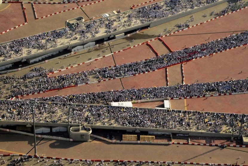  Dalam gambar ini dirilis oleh Saudi Press Agency (SPA), ratusan ribu jamaah haji membuat jalan mereka untuk melemparkan batu pilar yang melambangkan rajam Setan dalam ritual yang disebut 