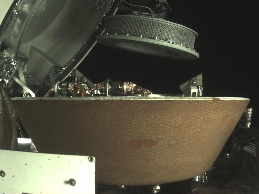 Dalam gambar tak bertanggal yang disediakan oleh NASA ini, sebuah wadah sampel melayang di atas kapsul di pesawat ruang angkasa Osiris-Rex di dekat asteroid Bennu. Kapsul tersebut pada akhirnya akan kembali ke Bumi dengan puing-puing yang terkumpul di dalam wadah pada 20 Oktober 2020 dari permukaan asteroid