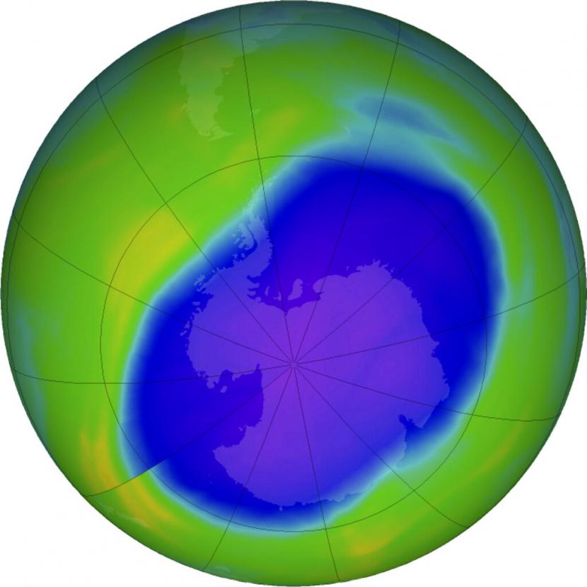 Dalam gambar warna semu NASA ini, biru dan ungu menunjukkan lubang di lapisan ozon pelindung Bumi di atas Antartika pada 5 Oktober 2022. Lapisan ozon pelindung Bumi perlahan tapi nyata sembuh dengan kecepatan yang akan sepenuhnya memperbaiki lubang di Antartika pada sekitar 43 tahun, laporan baru PBB mengatakan.