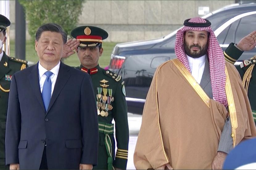 Presiden Cina  Xi Jinping (kiri) mendengarkan lagu kebangsaan Cina di samping Putra Mahkota Saudi dan Perdana Menteri Mohammed bin Salman di Riyadh, Arab Saudi, Kamis, 8 Desember 2022.