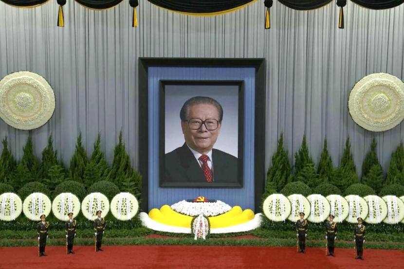  Dalam gambar yang diambil dari rekaman video yang dijalankan oleh CCTV China, anggota penjaga kehormatan berdiri di dekat potret raksasa mendiang Presiden China Jiang Zemin selama peringatan formal yang diadakan di Aula Besar Rakyat di Beijing pada Selasa, 6 Desember 2022. 