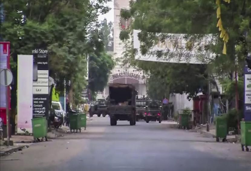 Dalam gambar yang diambil dari video ini, sebuah truk militer terlihat di dekat istana kepresidenan di ibu kota Conakry, Guinea, Minggu, 5 September 2021.