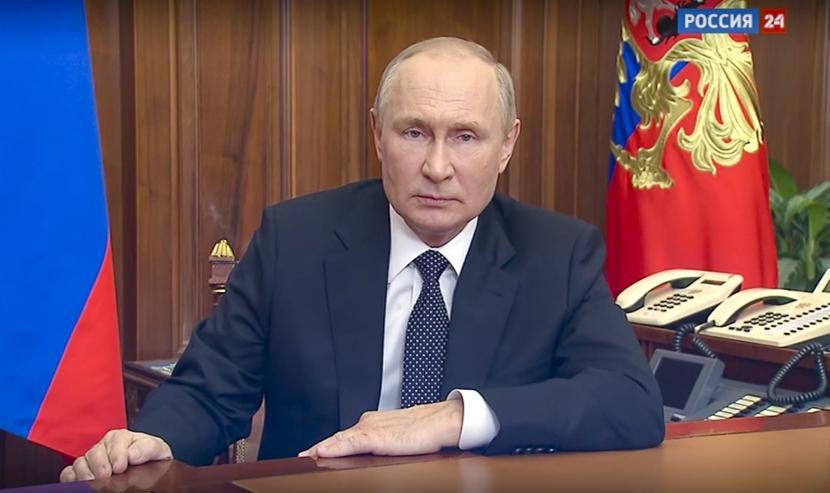 Presiden Rusia Vladimir Putin menandatangani dekrit yang isinya meningkatkan hukuman penjara bagi para pria warga Rusia yang melarikan diri dari panggilan wajib untuk tugas militer. Hukuman penjara digandakan dari 5 tahun menjadi 10 tahun