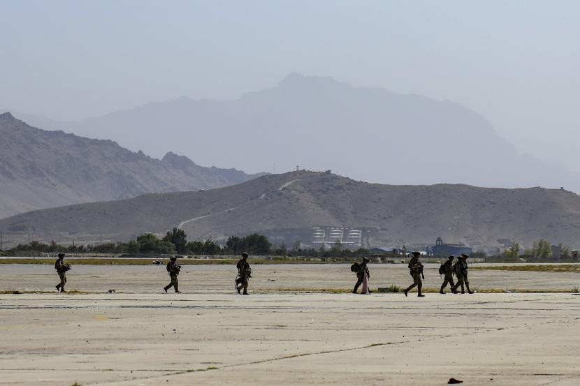 Taliban Kutuk Serangan Bom di Bandara Kabul. Foto: Dalam gambar yang diberikan oleh Angkatan Darat AS, pasukan terjun payung yang ditugaskan ke Tim Tempur Brigade 1, Divisi Lintas Udara ke-82 melakukan operasi keamanan saat mereka terus membantu memfasilitasi evakuasi di Bandara Internasional Hamid Karzai di Kabul, Afghanistan pada Rabu, 25 Agustus 2021.