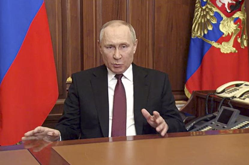 Dalam gambar yang dibuat dari video yang dirilis oleh Layanan Pers Kepresidenan Rusia, Presiden Rusia Vladimir Putin berpidato di depan negara di Moskow, Rusia, Kamis, 24 Februari 2022.