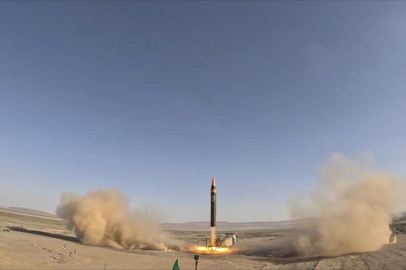 Dalam gambar yang dirilis Kementerian Pertahanan Iran pada Kamis, 25 Mei 2023, rudal Khorramshahr-4 diluncurkan di lokasi yang dirahasiakan, Iran. Iran meluncurkan pada hari Kamis apa yang dijuluki iterasi terbaru dari rudal balistik Khorramshahr berbahan bakar cair di tengah ketegangan yang lebih luas dengan Barat atas program nuklirnya.