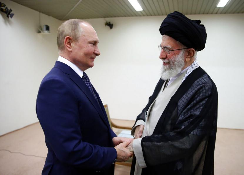 Dalam gambar yang dirilis oleh situs resmi kantor pemimpin tertinggi Iran, Pemimpin Tertinggi Ayatollah Ali Khamenei, kanan, dan Presiden Rusia Vladimir Putin saling menyapa selama pertemuan mereka di Teheran, Iran, Selasa, 19 Juli 2022.