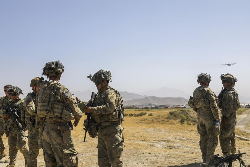 Dalam gambar yang disediakan oleh Angkatan Darat AS, pasukan terjun payung yang ditugaskan ke Tim Tempur Brigade 1, Divisi Lintas Udara ke-82 melakukan pengamanan saat mereka terus membantu memfasilitasi evakuasi di Bandara Internasional Hamid Karzai di Kabul, Afghanistan pada Rabu, 25 Agustus 2021. 