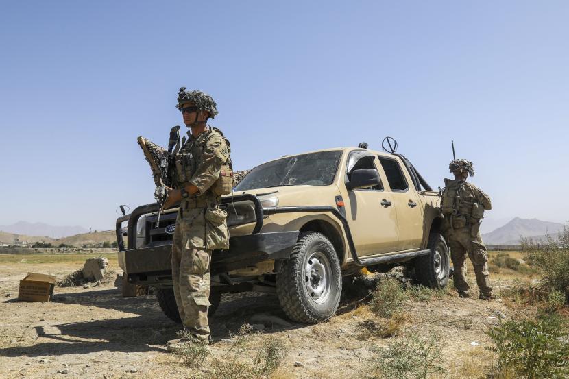  Dalam gambar yang disediakan oleh Angkatan Darat AS, pasukan terjun payung yang ditugaskan ke Tim Tempur Brigade 1, Divisi Lintas Udara ke-82 memberikan keamanan saat mereka terus membantu memfasilitasi evakuasi di Bandara Internasional Hamid Karzai di Kabul, Afghanistan pada hari Rabu, 25 Agustus 2021.