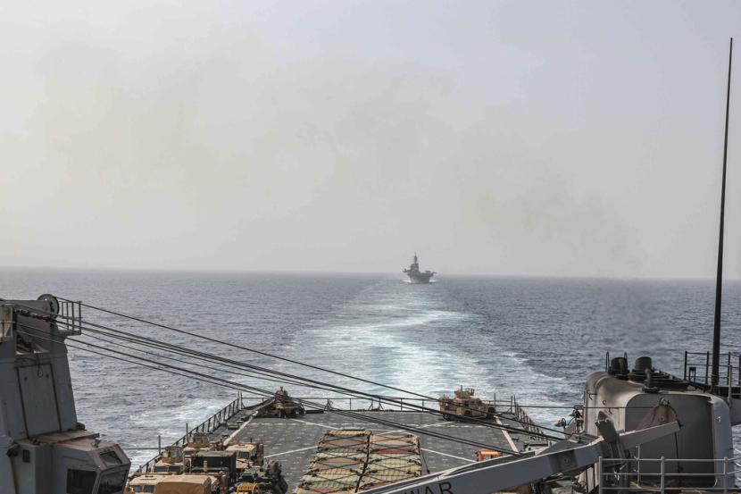 Dalam gambar yang disediakan oleh Angkatan Laut AS, kapal pendarat amfibi USS Carter Hall dan kapal serbu amfibi USS Bataan transit di selat Bab al-Mandeb pada 9 Agustus 2023. 