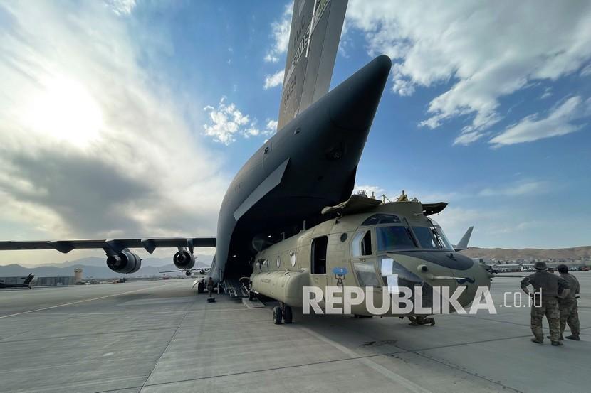  Dalam gambar yang disediakan oleh Departemen Pertahanan, sebuah CH-47 Chinook dari Brigade Penerbangan Tempur ke-82, Divisi Lintas Udara ke-82 dimuat ke C-17 Globemaster III Angkatan Udara AS di Bandara Internasional Hamid Karzai di Kabul, Afghanistan, Sabtu, 28 Agustus 2021.