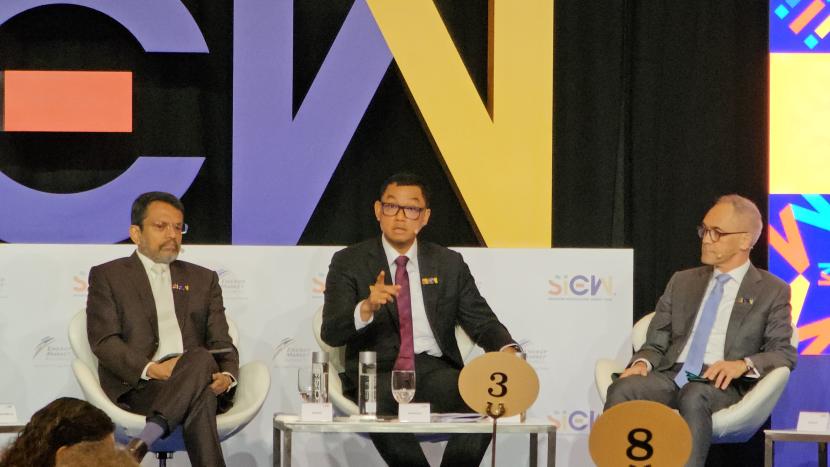 Dalam kesempatannya sebagai salah satu panelis pada Singapore International Energy Week (SIEW) 2023 yang digelar pada 20 - 24 Oktober 2023, Direktur Utama PLN Darmawan Prasodjo (tengah) menyampaikan pentingnya sistem jaringan transmisi yang kokoh dan ramah lingkungan, yakni _Green Super Grid_. Hal ini juga sejalan dengan langkah ASEAN yang ingin memperkuat sistem jaringan interkoneksi antarnegara.