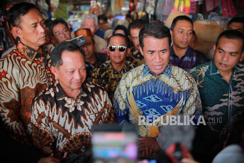 Dalam kunjungan kerja di Palembang, Mentan Andi Amran Sulaiman bersama Mendagri Tito Karnavian turun langsung ke pasar untuk memastikan distribusi beras SPHP berjalan lancar dan dapat diakses masyarakat dengan harga terjangkau.