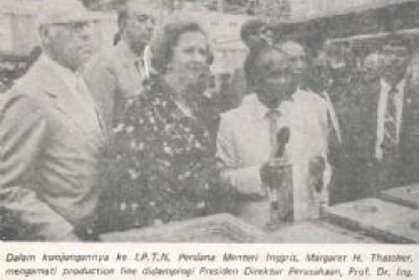    Dalam kunjungannya ke IPTN Perdana Menteri Inggris, Margareth H. Thatcher, mengamati production line didampingi Presiden Direktur Perusahaan, Prof. Dr. Ing. B.J. Habibie.