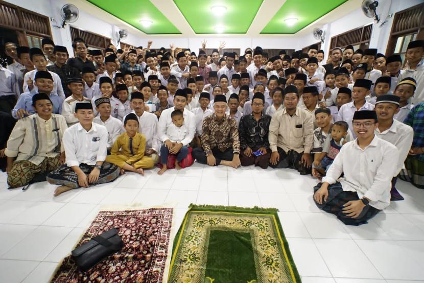 Dalam lawatannya ke Cirebon, Jawa Barat (Jabar), bakal calon presiden (bacapres) 2024 dari PDIP Ganjar Pranowo menyempatkan sowan ke sejumlah ulama. Pada Selasa (1/8/2023) sore. 