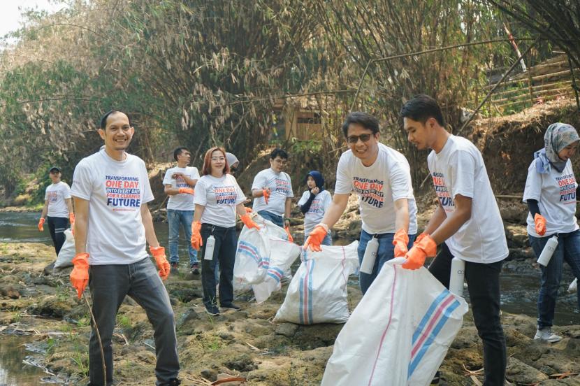 Dalam mendukung World Cleanup Day di bulan September, OCS menggandeng World Cleanup Day Indonesia. 
