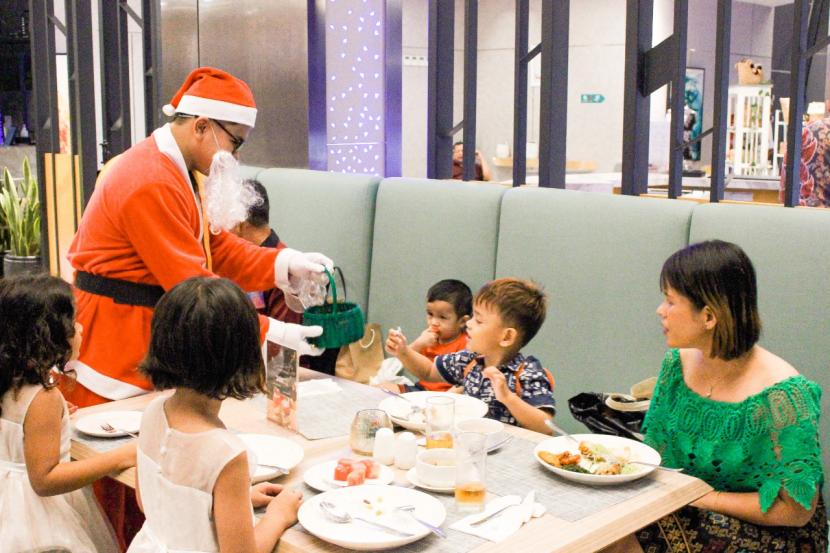 Dalam menyambut Natal tahun ini, THE 1O1 Jakarta Airport CBC ingin berbagi kebahagiaan bersama para tamu khususnya anak - anak yang menginap dengan menghadirkan Sinterklas atau Santa Clause