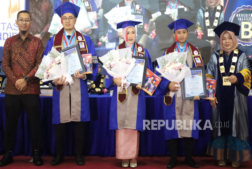 Dalam momen penuh kebanggaan dan haru, para wisudawan Universitas Nusa Mandiri (UNM) angkatan ke-37 secara resmi diterima menjadi anggota Ikatan Alumni Nusa Mandiri (IKANI). 