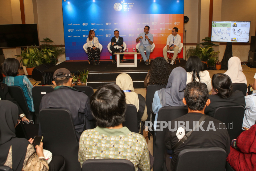 Dalam panel diskusi Indonesia Net-Zero Summit (INZS) 2026, perwakilan lembaga negara, pemerintah, dan konsorsium masyarakat sipil menegaskan bahwa masjid dan jaringan umat memiliki potensi krusial sebagai penggerak kemerdekaan energi nasional melalui skema Wakaf Hijau (Green Waqf).