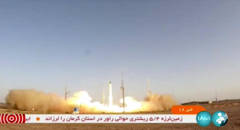 Dalam pengambilan bingkai ini dari rekaman video yang dirilis Ahad, 26 Juni 2022 oleh TV pemerintah Iran, IRINN, menunjukkan roket pembawa satelit Iran, yang disebut 