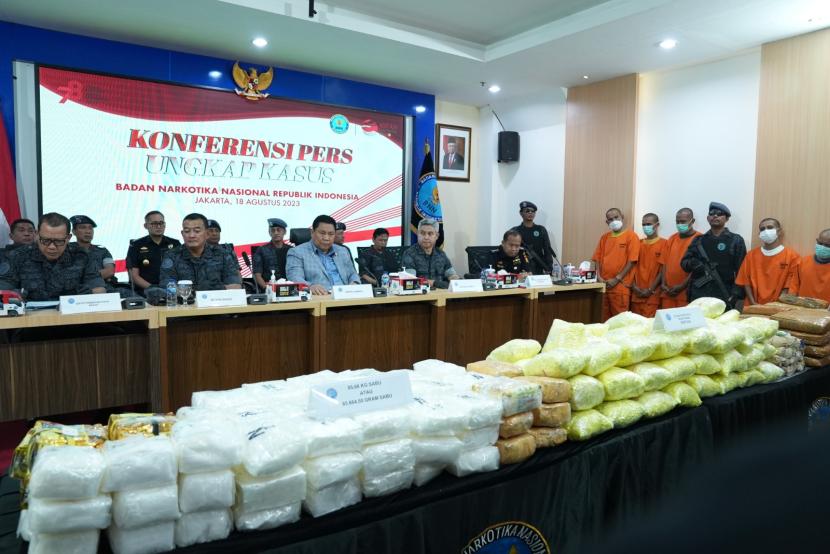 Dalam penindakan kasus narkotika yang terlaksana pada 30 Juli 2023 tersebut, tim gabungan BNN dan Bea Cukai mengamankan dua orang tersangka berinisial Az dan Wa di Perairan Lhokseumawe, Aceh.