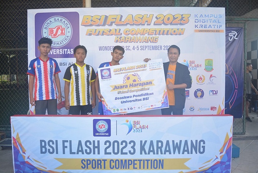 Dalam perebutan juara ketiga ajang futsal competition BSI Flash 2023, mempertemukan antara SMAN 3 Karawang dan SMKN 1 Karawang dengan skor akhir 2-2 dengan adu pinalti SMKN 1 Karawang hanya mendapatkan skor 2 dibanding lawannya SMAN 3 Karawang yang mendapatkan skor 3.