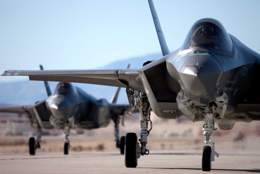  Pesawat tempur F-35 Joint Strike Fighters buatan Lockheed Martin. 