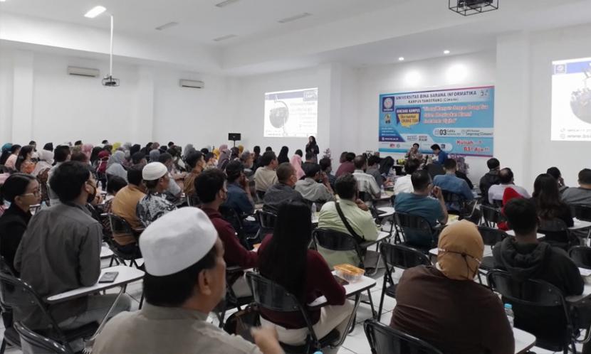 Dalam persiapan jelang perkuliahan baru, Universitas BSI (Bina Sarana Informatika) kampus Tangerang (Cimone) sukses mengadakan acara Bincang Kampus bersama Orang Tua (BKOT). Kegiatan berlangsung di aula Universitas BSI kampus Tangerang (Cimone), Sabtu (3/9/2022). 
